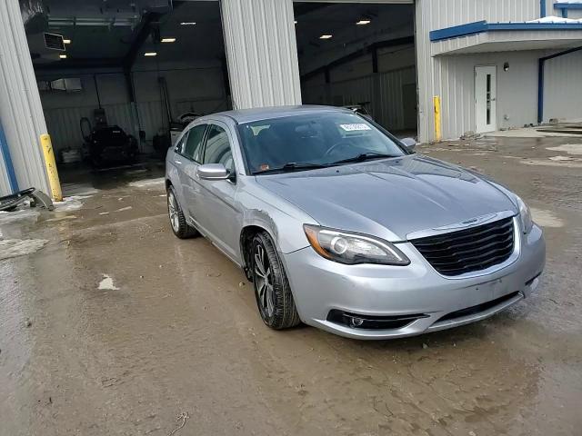 2013 Chrysler 200 - Image 13