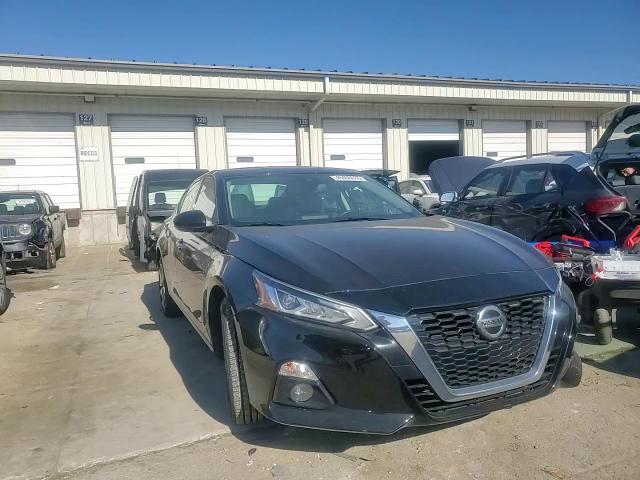 2020 Nissan Altima - Image 11