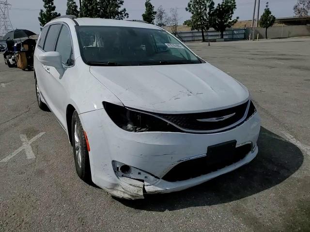 2017 Chrysler Pacifica - Image 11
