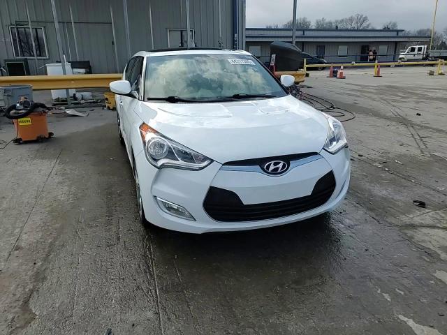 2017 Hyundai Veloster - Image 13