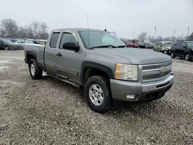 2009 Chevrolet Silverado - Image 11
