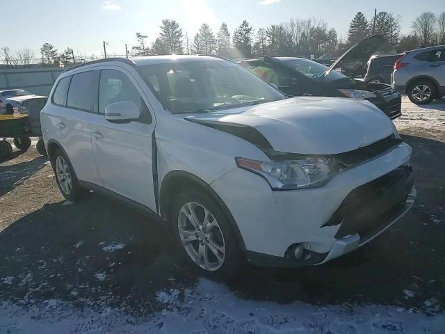 2015 Mitsubishi Outlander - Image 12