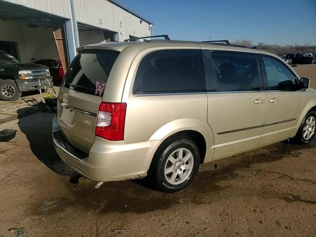 2012 Chrysler Town & Country - Image 14