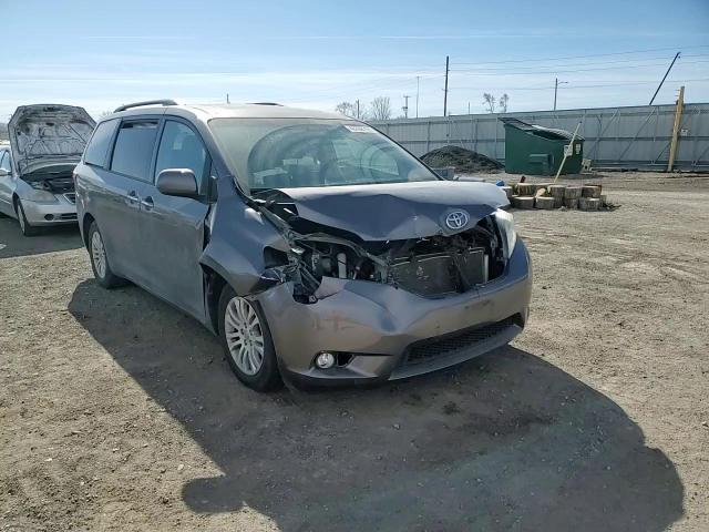 2016 Toyota Sienna - Image 11