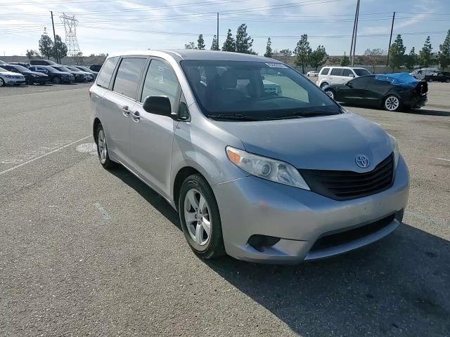 2015 Toyota Sienna - Image 12