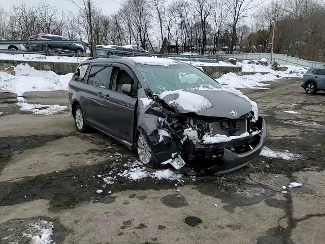 2014 Toyota Sienna - Image 11