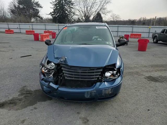 2005 Chrysler Town & Country - Image 12