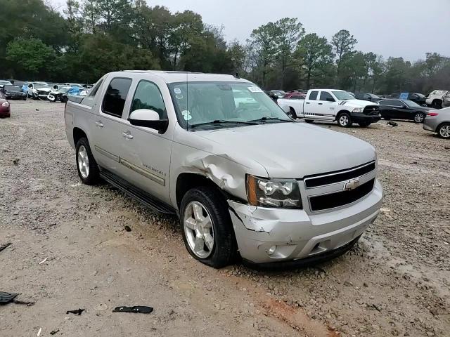 2009 Chevrolet Avalanche - Image 10