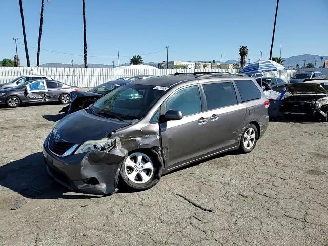 2011 Toyota Sienna - Image 12