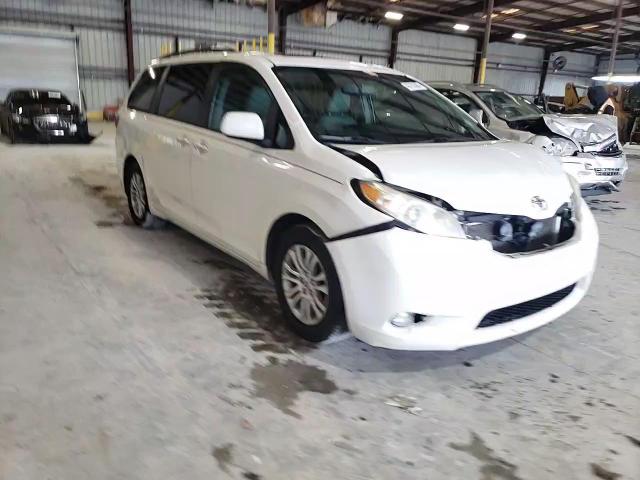 2015 Toyota Sienna - Image 12