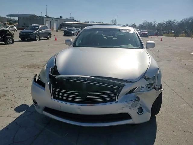 2011 Infiniti M - Image 11