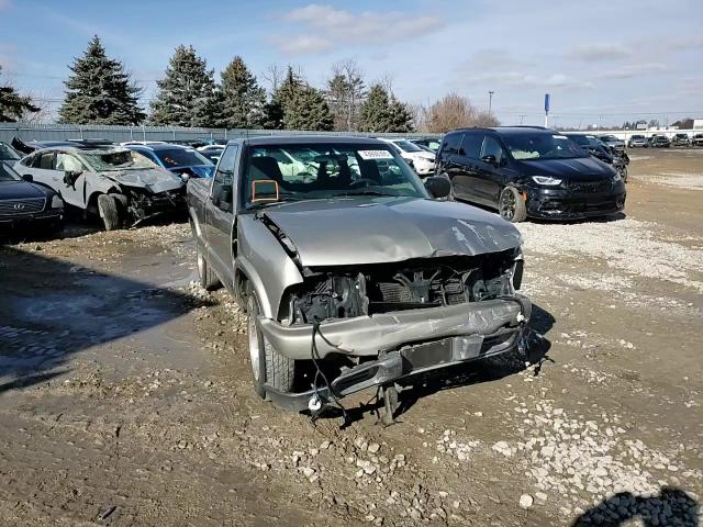 2001 Chevrolet S-10 Pickup - Image 10