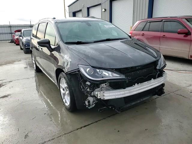 2018 Chrysler Pacifica - Image 15