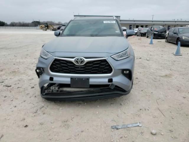 2020 Toyota Highlander - Image 12