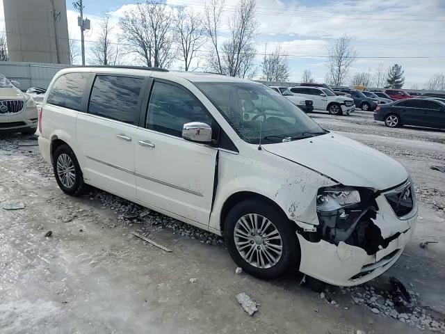 2013 Chrysler Town & Country - Image 12