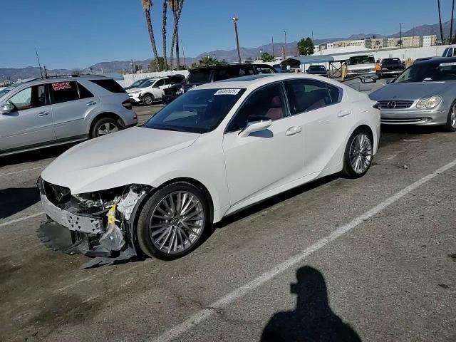 2022 Lexus IS - Image 11