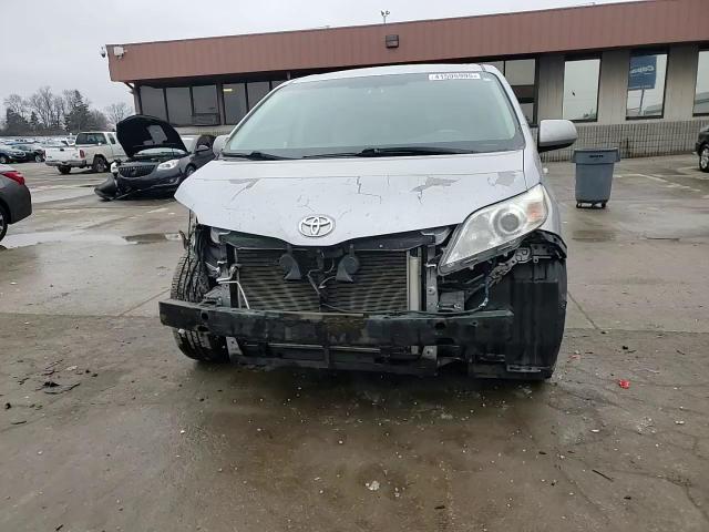 2011 Toyota Sienna - Image 11
