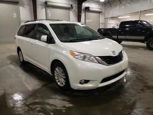 2015 Toyota Sienna - Image 12