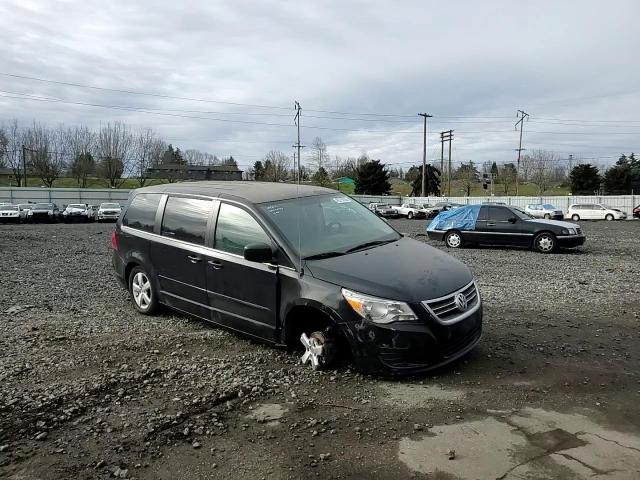 2010 Volkswagen Routan - Image 11