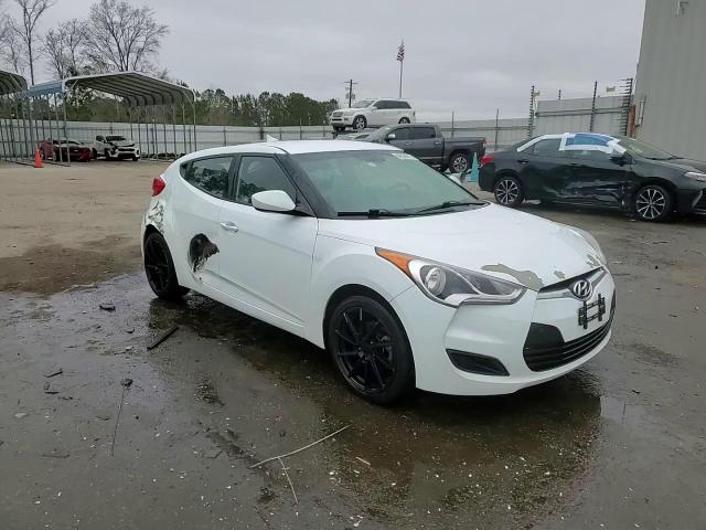 2016 Hyundai Veloster - Image 13