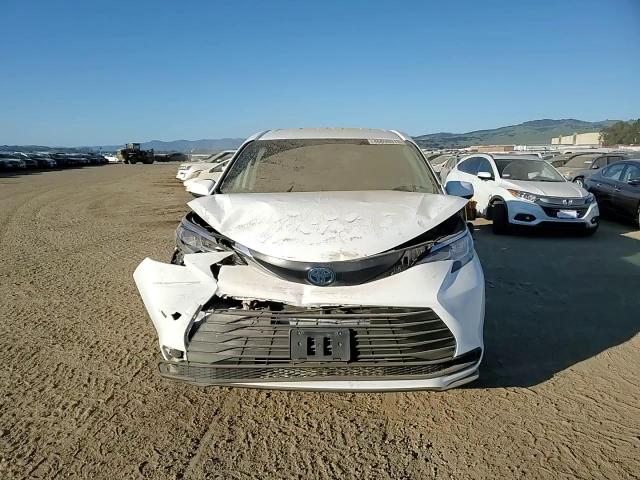 2021 Toyota Sienna - Image 11