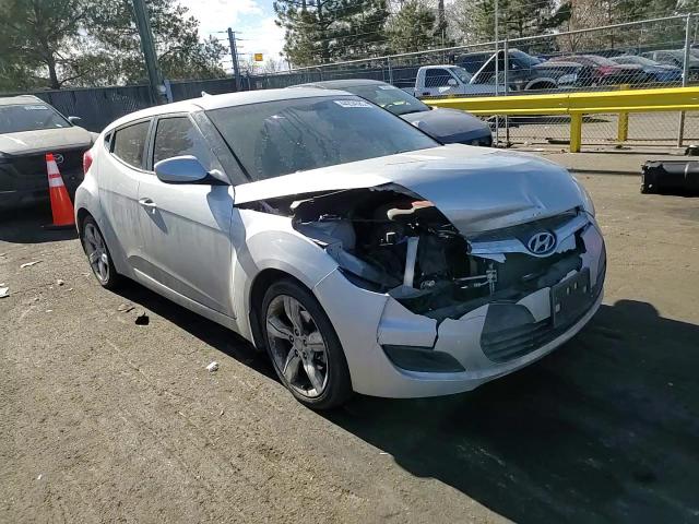 2013 Hyundai Veloster - Image 11