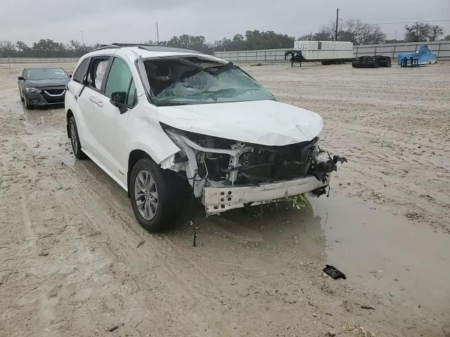 2021 Toyota Sienna - Image 12