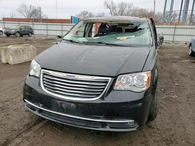 2016 Chrysler Town & Country - Image 12