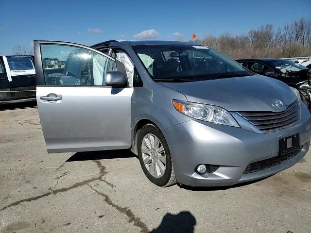 2017 Toyota Sienna - Image 10
