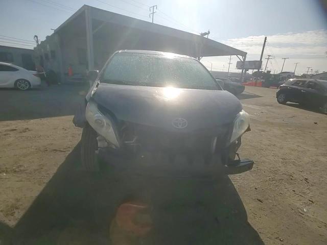2012 Toyota Sienna - Image 12