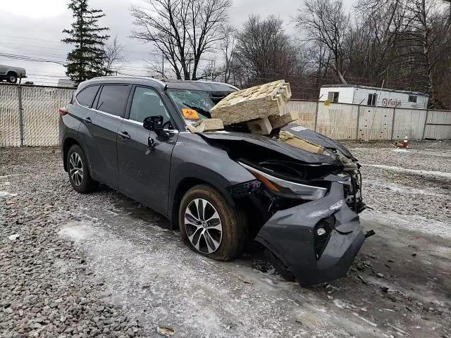 2022 Toyota Highlander - Image 12