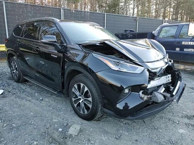 2021 Toyota Highlander - Image 12