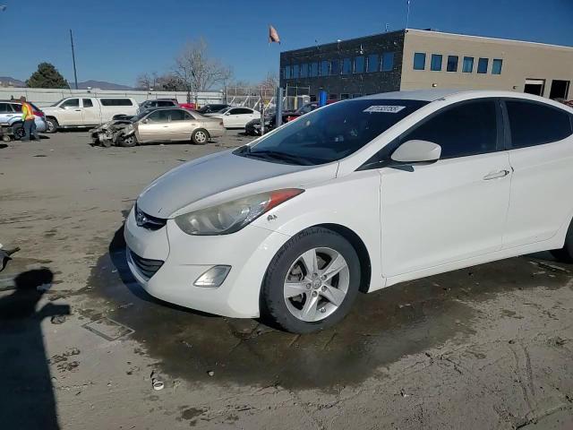 2013 Hyundai Elantra - Image 13