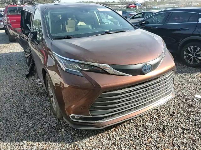 2021 Toyota Sienna - Image 12