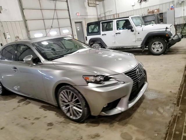 2016 Lexus IS - Image 10