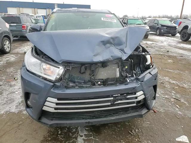 2019 Toyota Highlander - Image 12