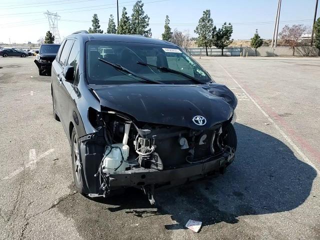 2017 Toyota Sienna - Image 12