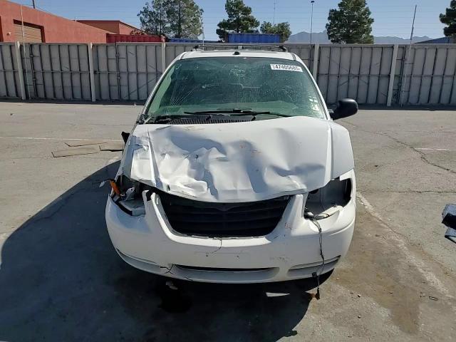 2005 Chrysler Town & Country Touring VIN: 2C4GP54L15R395377 Lot: 47405685