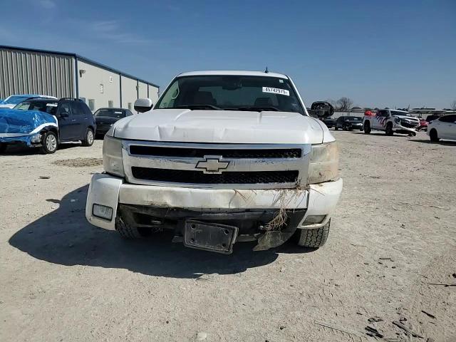 2007 Chevrolet Silverado - Image 11