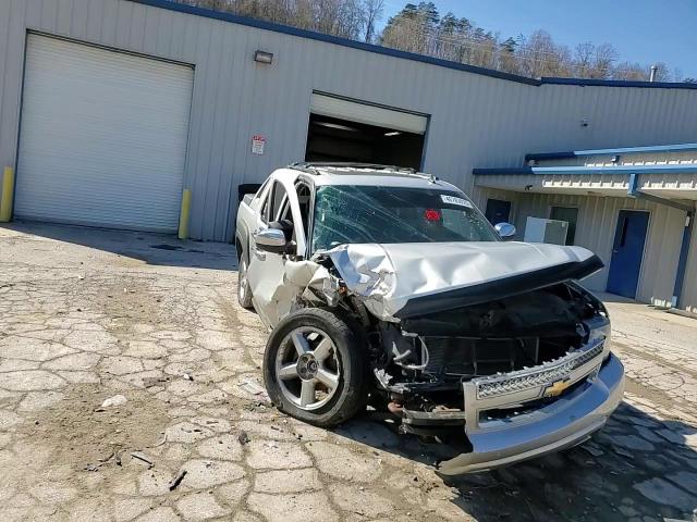 2011 Chevrolet Avalanche - Image 10