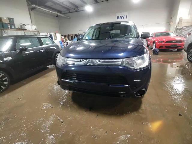 2014 Mitsubishi Outlander - Image 13