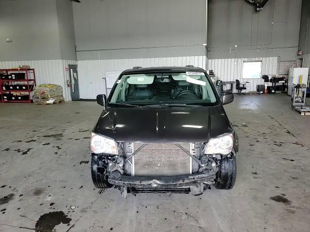 2015 Chrysler Town & Country - Image 11