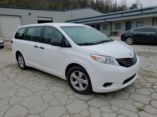 2017 Toyota Sienna - Image 11