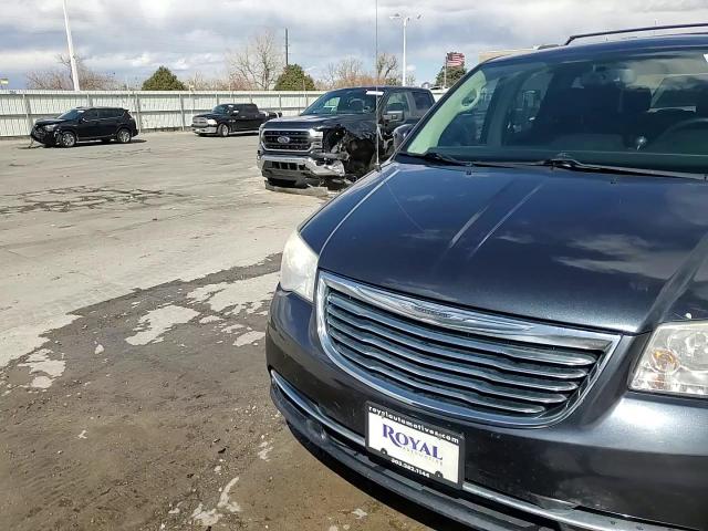 2013 Chrysler Town & Country - Image 14
