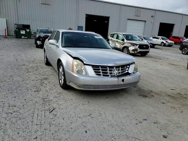 2011 Cadillac DTS - Image 10