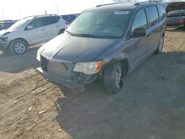 2010 Chrysler Town & Country - Image 11