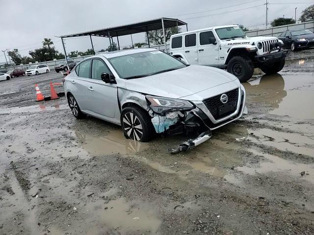2020 Nissan Altima - Image 11