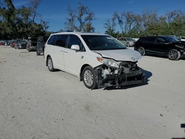2017 Toyota Sienna - Image 11