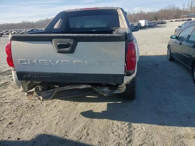 2004 Chevrolet Avalanche - Image 11