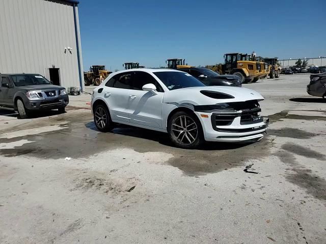 2023 Porsche Macan - Image 15